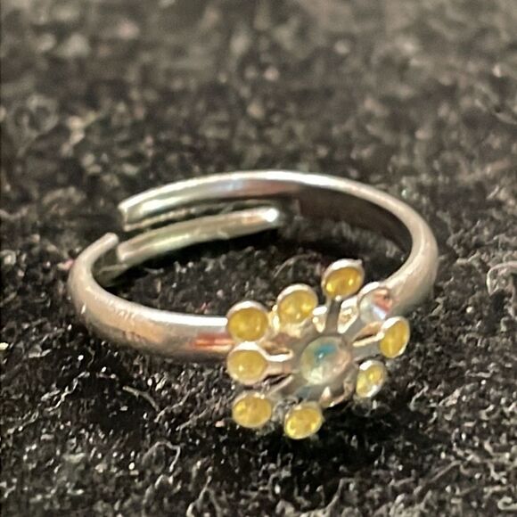 Size 2.5 adjustable silver tone yellow enamel daisy flower ring - Picture 4 of 7